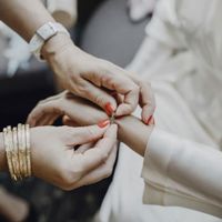 Hand, Uhr, Brautkleidung, Braut, Ehering, Ärmel, Kleid, Geste, Nagel, Körperschmuck,