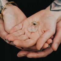 Hand,Arm,Körperschmuck,Menschlicher Körper,Geste,Finger,Daumen,Verlobungsring,Ehering,Interaktion,