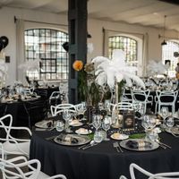 Tisch, Geschirr, Möbel, Fenster, Dekoration, Stuhl, Pflanze, Geschirr, Trinkgeschirr, Gebäude,