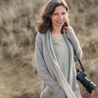 Haare, Lippen, Lächeln, Oberbekleidung, Pflanzen, Menschen in der Natur, Blitzlichtaufnahmen, Ärmel, Grau, Glücklich,