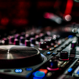 Farbenfrohheit,Unterhaltung,Mischpult,Audiogeräte,Deejay,Musikinstrumentenzubehör,Musik,Technologie,Tontechniker,Disc Jockey,
