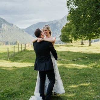 Himmel, Hose, Wolke, Hochzeitskleid, Pflanze, Braut, Menschen in der Natur, Berg, Kleid, Baum,