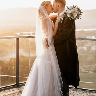 Haare,Blumen,Hochzeitskleid,Hand,Braut,Schulter,Brautschleier,Kleid,Brautkleidung,Blitzlichtfotografie,