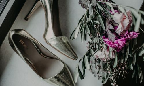 Schuh, Pflanze, Blume, Automobildesign, Sanitärarmatur, Blütenblatt, materielles Eigentum, Blumenarrangement, Fahrzeugtür, Zweig,