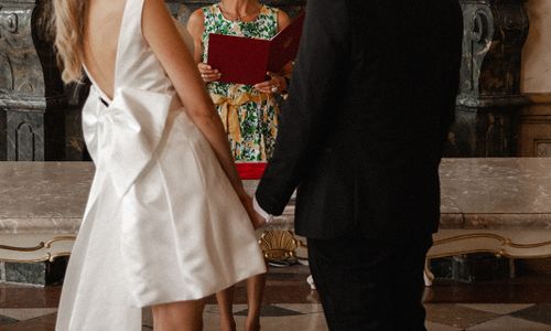 Abnehmbare Schleife als Schleppe bei kurzem Standesamtbrautkleid Hochzeitskleid,Braut,Brautkleidung,Kleid,Blitzlichtfotografie,Stehend,Glücklich,Brautpartykleid,Geste,Kleid,