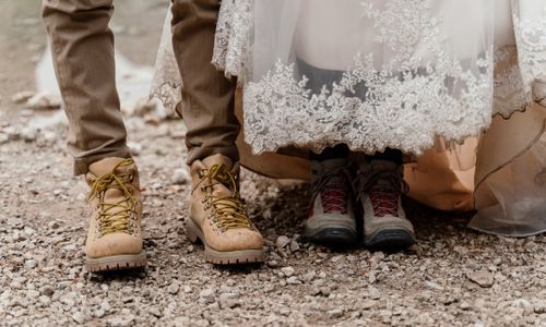 Schuhe,Schuh,Bein,Menschen in der Natur,Textil,Geste,Grau,Interaktion,Finger,Gras,
