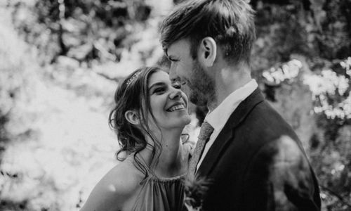 Frisur,Lächeln,Braut,Mensch,Blitzlichtfotografie,Glücklich,Menschen in der Natur,Schwarz-weiß,Hochzeitskleid,Geste,