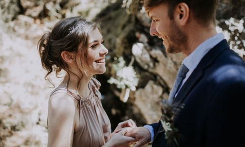 Fotografie,Menschen in der Natur,Mensch,Blitzlichtfotografie,Glücklich,Geste,Brautkleidung,Kleid,Anzug,Formelle Kleidung,