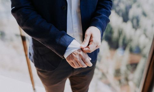 Bräutigam Getting Ready Heiraten in den Bergen, Hemd, Getting Ready des Bräutigam, Heiraten in Lienz, Dolomitenhütte, Hüttenshooting, Elopement, Hochzeit in Tirol