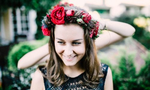 Haare, Blume, Lächeln, Pflanze, Blitzlichtfotografie, Glücklich, Menschen in der Natur, Blütenblatt, Kleid, Gras,