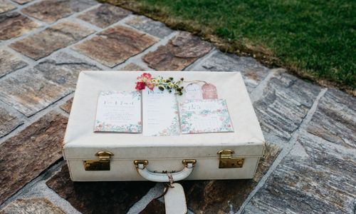 Rechteck, Gras, Holz, Bodendecker, Schrift, Gas, Bodenbelag, Pflanze, Beton, Boden,