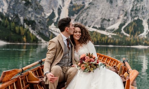 Lächeln, Wasser, Blume, Braut, Berg, Hochzeitskleid, Natur, Menschen in der Natur, Mensch, Blitzlichtfotografie,