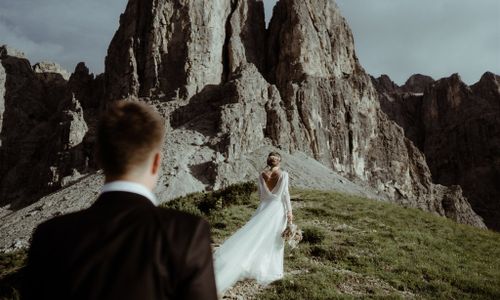 Himmel,Braut,Hochzeitskleid,Berg,Wolke,Geste,Pflanze,Brautkleider,Felsen,Gewand,