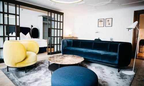 Tisch,Couch,Möbel,Objekt,Bilderrahmen,Komfort,Studio-Couch,Beleuchtung,Wohnzimmer,Innenarchitektur,