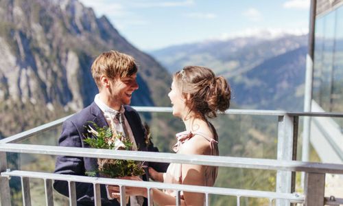 Himmel,Wolke,Berg,Lächeln,Braut,Hochzeitskleid,Menschen in der Natur,Glücklich,Brautkleidung,Kleid,