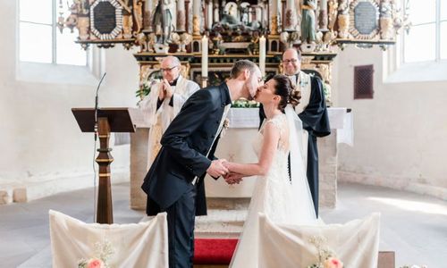 Schöne Roggen Hochzeit Dekoration in einer Kirche während