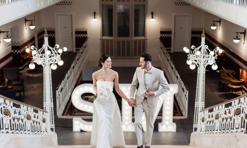 Fenster,Mode,Hochzeitskleid,Automobildesign,Innenarchitektur,Stil,Brautkleidung,Kleid,Bodenbelag,Modedesign,