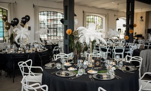 Tisch, Geschirr, Möbel, Fenster, Dekoration, Stuhl, Pflanze, Geschirr, Trinkgeschirr, Gebäude,