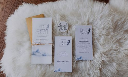 Heiraten in den Bergen, Felldecke und Papeterie in Gold und blau, Mottohochzeit in den Bergen, Berg Papeterie, Einladungskarten Hochzeit, Heiraten in Lienz, Dolomitenhütte, Hüttenshooting, Elopement, Hochzeit in Tirol