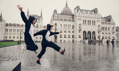 Himmel, Gebäude, Fenster, Glücklich, Freestyle Walking, Menschen in der Natur, Street Stunts, Stadt, Performing Arts, Freizeit,