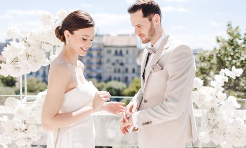Blume,Lächeln,Hochzeitskleid,Gesichtsausdruck,Braut,Himmel,Weiß,Wolke,Pflanze,Brautkleidung,