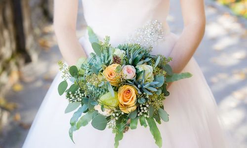 Kleidung,Blume,Hand,Pflanze,Hochzeitskleid,Kleid,Blütenblatt,Braut,Brautkleidung,Textil,