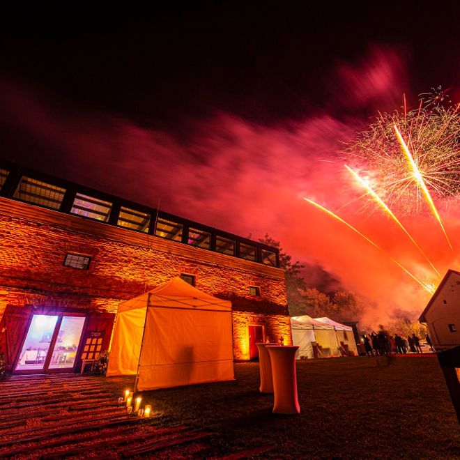 Feuerwerk, Himmel, Architektur, Fenster, Gebäude, Farbtöne und Schattierungen, Ereignis, Kunst, Mitternacht, Dunkelheit,