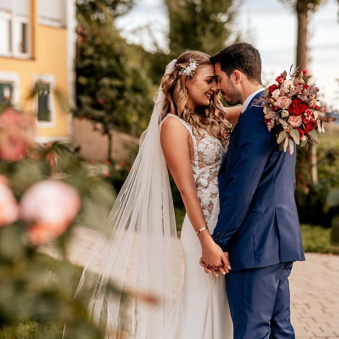 Hochzeitskleid, Blume, Pflanze, Braut, Gesichtsausdruck, Kleid, Brautkleidung, Menschen in der Natur, Mode, Blitzlichtfotografie,