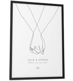 Papierschmiede® Paar Bild, DIN A3 fertig im Holzrahmen (schwarz), Personalisiert mit Namen, Datum und Ort für Wohnzimmer Schlafzimmer Wandbild Geschenk zur Hochzeit Jahrestag Hände „Wedding Hands“
