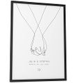 Papierschmiede® Paar Bild, DIN A3 fertig im Holzrahmen (schwarz), Personalisiert mit Namen, Datum und Ort für Wohnzimmer Schlafzimmer Wandbild Geschenk zur Hochzeit Jahrestag Hände „Wedding Hands“