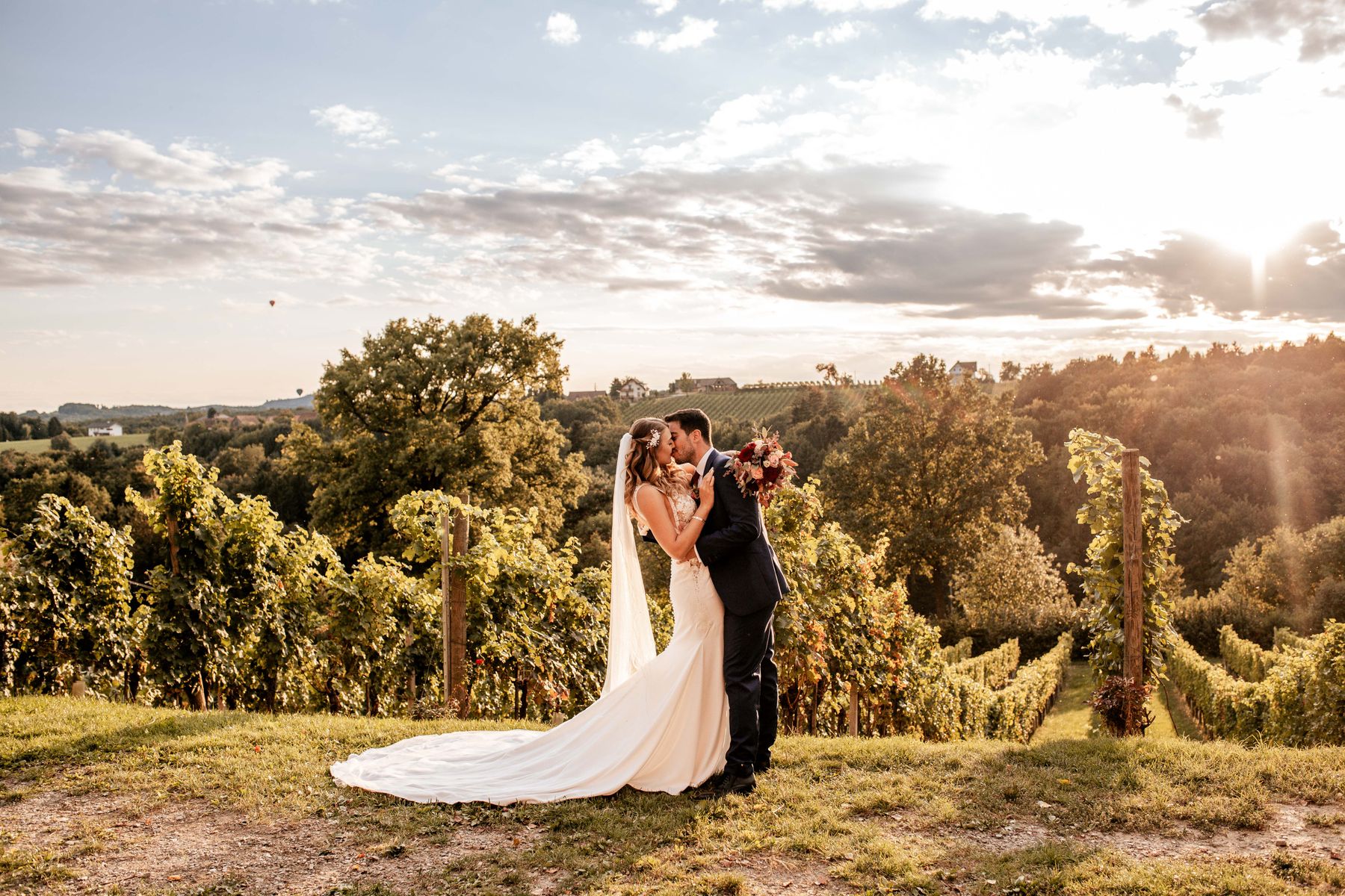 Wolke, Himmel, Pflanze, Hochzeitskleid, Braut, Menschen in der Natur, Licht, Kleid, natürliche Umgebung, Blitzlichtfotografie,