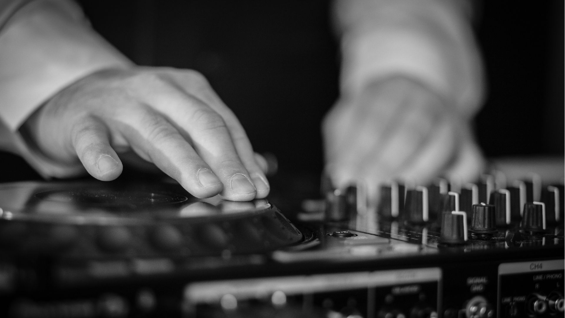 Hand,Arm,Unterhaltung,Elektronisches Instrument,Geste,Audiogerät,Finger,Musikinstrumentenzubehör,Musikinstrument,Nagel,