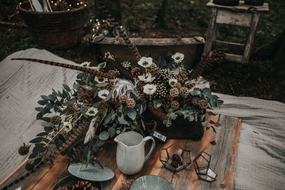 Sternenhochzeit gemeinsam mit einem Dinner im Wald feiern und dabei Kerzen anzünden Sternenhochzeit gemeinsam mit einem Dinner im Wald feiern und dabei Kerzen anzünden
