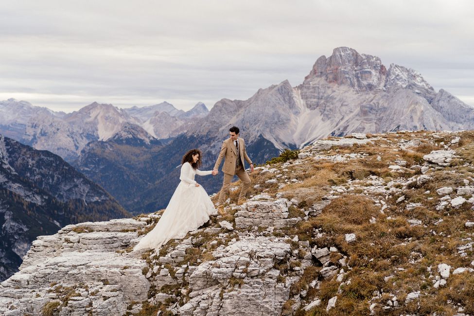 Anna Mardo Hochzeitsfotografie Himmel, Berg, Wolke, Braut, Hochzeitskleid, Pflanze, Menschen in der Natur, Kleid, Blitzlichtfotografie, glücklich,