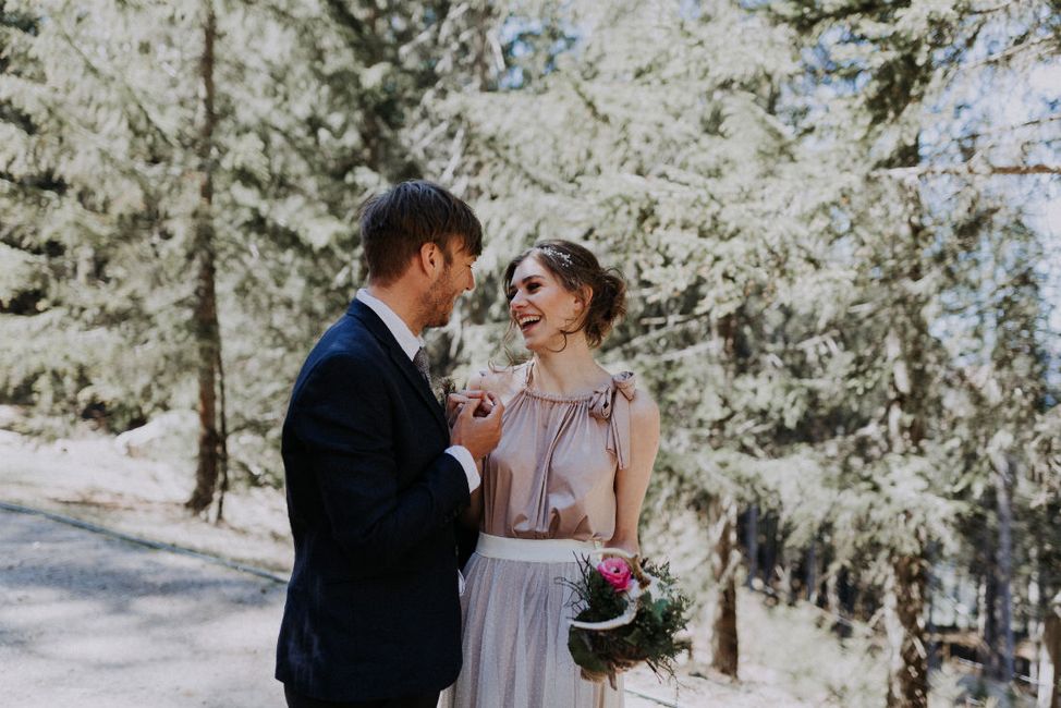 Blume wird übergeben, Dolomitenhütte, Hüttenshooting, Elopement, Hochzeit in Tirol, Braut lacht