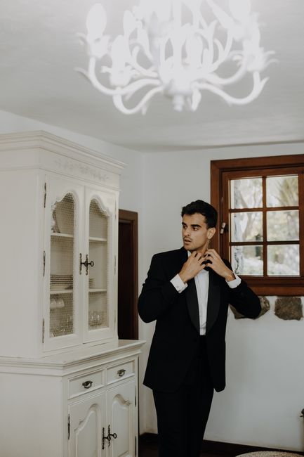 Bräutigam Getting Ready Elopement Kabinett,Weiß,Licht,Beleuchtung,Fenster,Ärmel,Hemd,Inneneinrichtung,Kragen,Schublade,