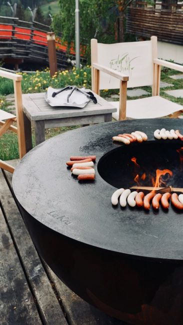 Tisch,Möbel,Geschirr,Pflanze,Orange,Tisch im Freien,Holz,Gartenmöbel,Tischdecke,Stuhl,
