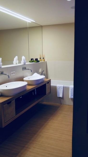 Spiegel,Waschbecken,Wasserhahn,Waschbecken,Holz,Gebäude,Innenarchitektur,Fußboden,Bodenbelag,Sanitärarmatur,