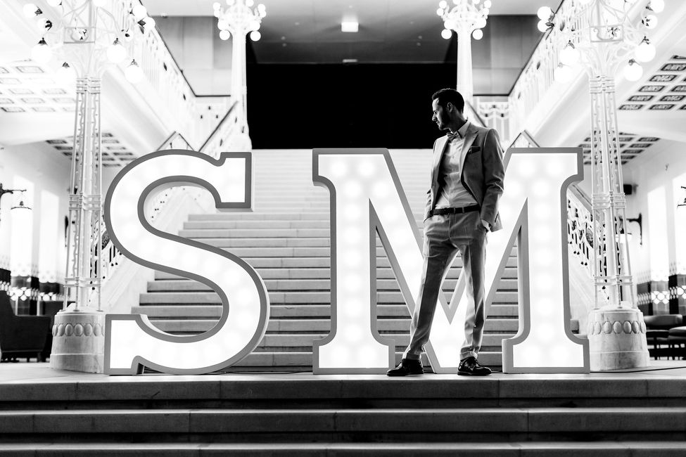Leuchtbuchstaben S M Wedding Shooting Budapest all white Kozmo Hotel Stehend,Schwarz-Weiß,Grau,Stil,Schrift,Street Fashion,Monochrome Fotografie,Monochrom,Kunst,T-Shirt,