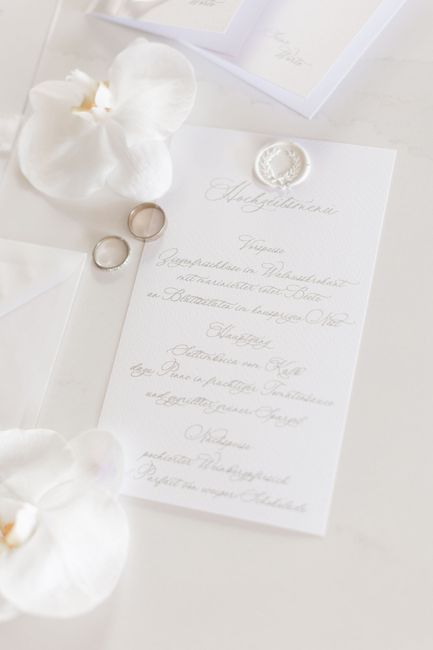 menükarte hochzeitsmenü weiße papeterie orchidee Petal, Ballon, Schrift, Silber, Materialeigentum, Partyzubehör, Zweig, Schmuck, Kreis, Ereignis,