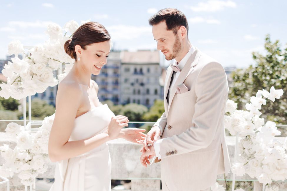 Ringe tausch weiße Blumen Dekoration Brautfrisur Wedding Shooting Budapest all white Blume,Lächeln,Hochzeitskleid,Gesichtsausdruck,Braut,Himmel,Weiß,Wolke,Pflanze,Brautkleidung,
