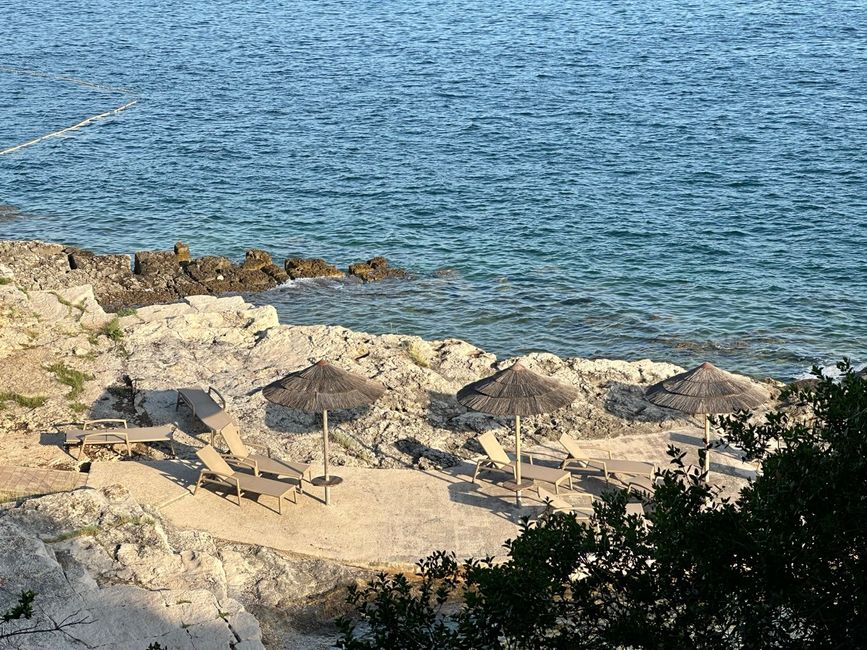 Strand zum Baden in Porec auf Insel Sveti Nikola Wasser,Wasserressourcen,Ökoregion,Azur,Baum,Naturlandschaft,Küsten- und Ozeanlandschaften,See,Wald,Strand,