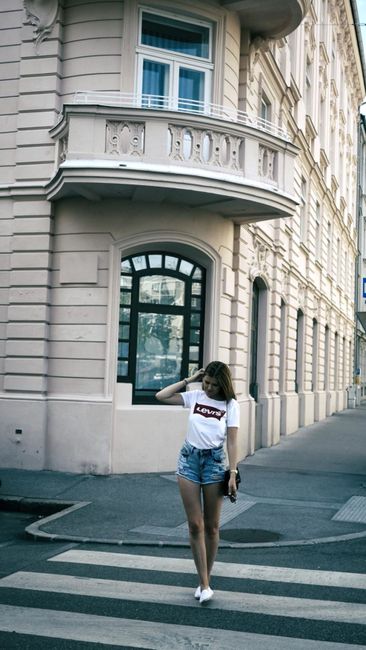 Shorts,Fenster,Blau,Straßenmode,Bürgersteig,Wand,Taille,Oberschenkel,Asphalt,Straße,