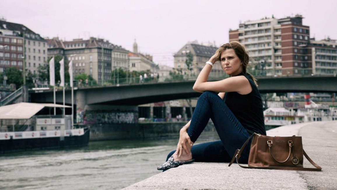 Wasser, Himmel, Gebäude, Blitzlichtfotografie, Taille, Straßenmode, Knie, Oberschenkel, Reisen, Tasche,