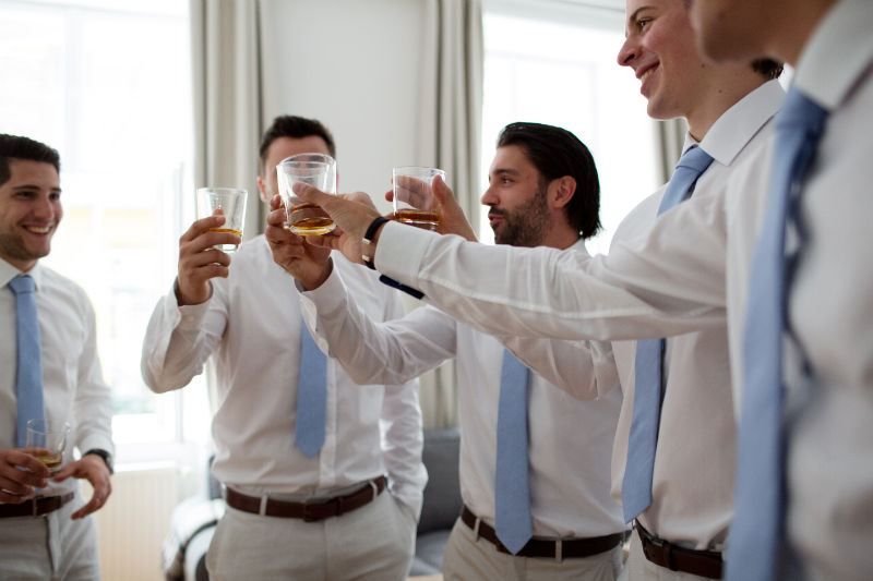 anstoßen der groomsmen