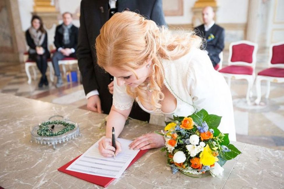 Kleidung,Blume,Tisch,Pflanze,Hochzeitskleid,Mode,Orange,Blumenarrangement,Blütenblatt,Stuhl,