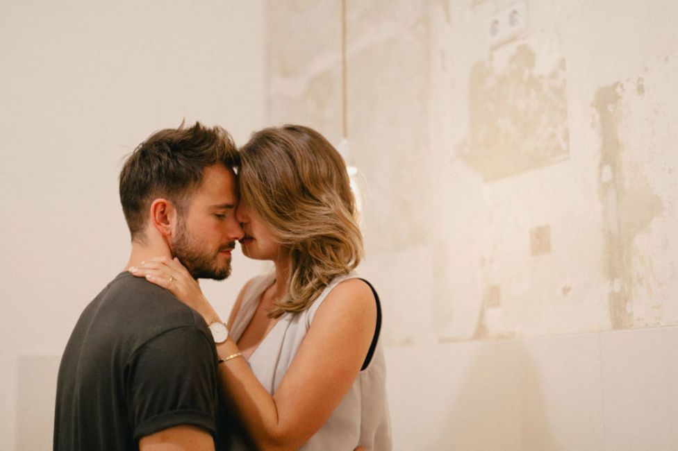 Menschlicher Körper,Kuss,Blitzlichtfotografie,Glücklich,Geste,Romantik,Ereignis,Spaß,Blond,Gespräch,