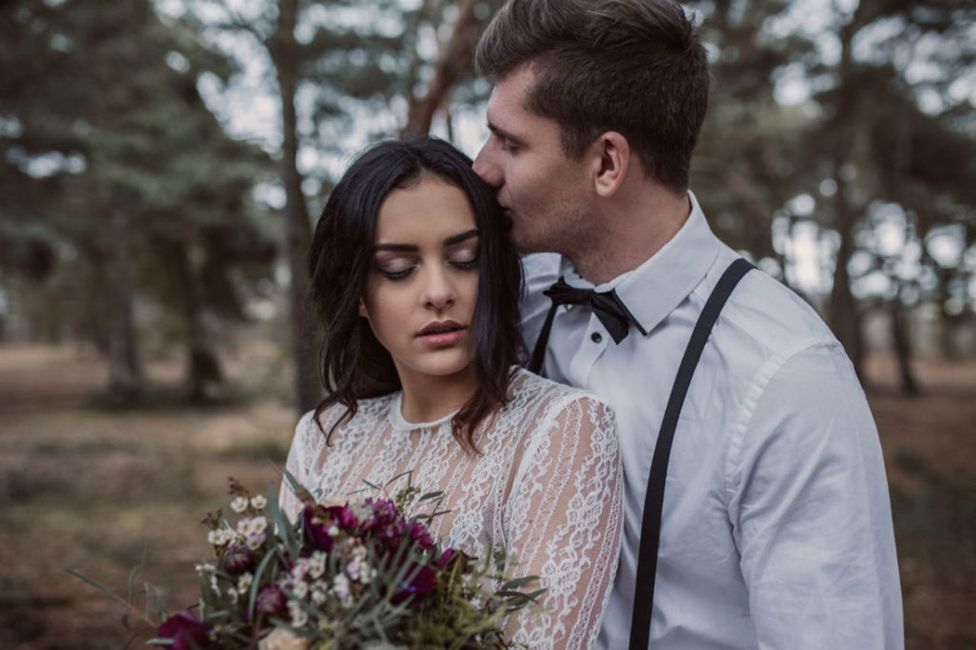 Blume,Pflanze,Blitzlichtfotografie,Baum,Braut,Kleid,Glücklich,Geste,Hochzeitskleid,Menschen in der Natur,