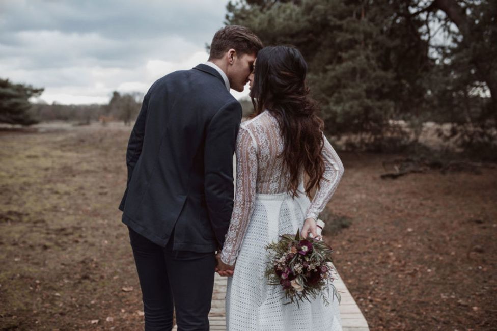 Wolke, Schulter, Pflanze, Hochzeitskleid, Braut, Mantel, Himmel, Blitzlichtfotografie, Baum, Brautkleidung,