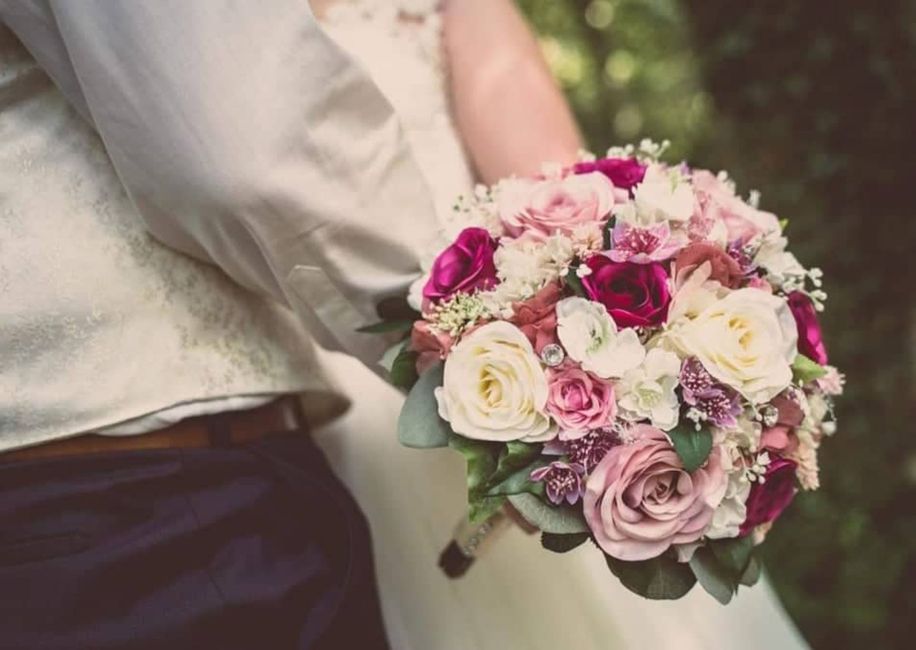 Blume,Pflanze,Kleid,Blütenblatt,Brautkleider,Geste,Glücklich,Hybride Teerose,Rosa,Blumenarrangement,